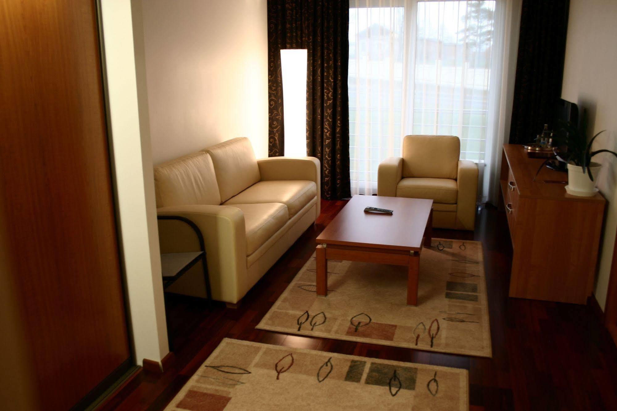 Raadimoisa Hotell Тарту Екстериор снимка